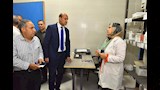 محافظ أسيوط يفاجئ وحدة طب الأسرة بقرية المعصرة لمتابعة مستوى الخدمات الصحية المقدمة للمواطنين (13)