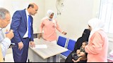 وزن رغيف العيش ورصد نواقص الأدوية.. كواليس جولة الـ 3 ساعات لمحافظ أسيوط بالفتح -صور