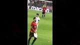 جماهير ألبانيا تلقي الأحذية على لاعب إسرائيل (6)