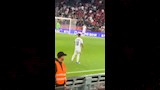 جماهير ألبانيا تلقي الأحذية على لاعب إسرائيل (5)