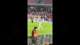 جماهير ألبانيا تلقي الأحذية على لاعب إسرائيل (3)
