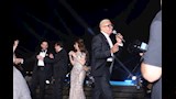 عمرو دياب يستقبل باسم سمرة في حفل زفاف ابنة شقيق عماد زيادة (1)