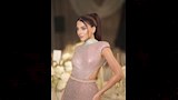 تميز الفستان بقصة ضيقة على الجسم وتصميم مكشوف الظهر أبرز رشاقتها