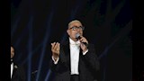 عمرو دياب يغني