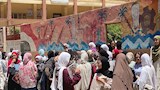 السعادة على وجوه الطالبات