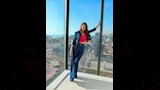 اعتمدت بيرلا وضع مكياجا ناعما 