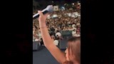 إليسا تتفاعل مع الجمهور