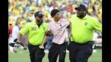 اقتحام مشجع مباراة مصر والبرازيل