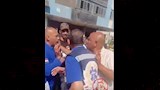 سائق يوقف سيارة إسعاف (2)