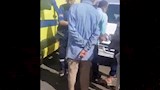 سائق يوقف سيارة إسعاف (2)