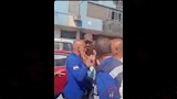 سائق يوقف سيارة إسعاف (3)