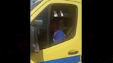 سائق يوقف سيارة إسعاف (5)