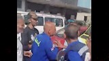 فيديو: سائق يوقف سيارة إسعاف تحمل مريضًا ويمنعها من المرور بعد حادث مروري
