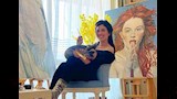 ميرنا جميل وهي ترسم لوحات فنية_14