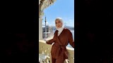 بشرى ترتدي بدلة بنية بتصميم محتشم 