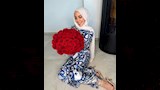 أكملت الإطلالة بحجاب بنفس اللون