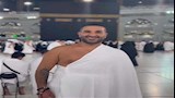 أحمد سعد بالوشم في العمرة