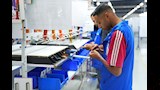 وزير العمل يتفقد مصنع ليوني ببدر (10)
