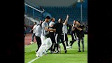 احتفال لاعبي المصري بكأس عاصمة مصر (12) (1)