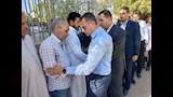 محافظ أسوان يعطى أسرة المعلمة