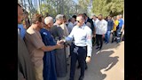 محافظ أسوان يقدم العزاء على المقابر