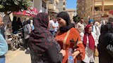 طالبة تستقبل والدتها بفرحة وسعادة لسهولة امتحان الهندسة