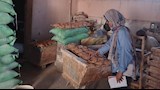 استولى على نصف طن زيت وسكر.. تموين الإسماعيلية يضبط بقالاً مخالفاً بالقنطرة