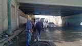 شفط تسريب المياه أسفل نفق كوبري النيل بالمنيا (1)