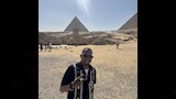 مارتني لورانس امام الاهرامات وابو الهول