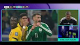 طرد لاعب الإكوادور بسبب تغطية فمه (1)