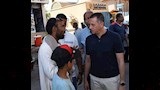 محافظ أسوان يتحدث مع احد الباعة الجائلين
