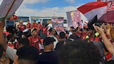 حشود جماهيرية أمام مطار العلمين انتظارا لوصول منتخب مصر  (2)