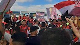 بالأعلام والهتافات.. الآلاف ينتظرون وصول بعثة منتخب مصر إلى مطار العلمين (صور) 