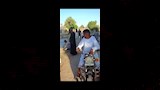عريس في الأقصر يحتفل بحنته بالسباحة في الترعة (6)