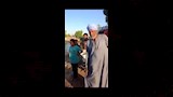 عريس في الأقصر يحتفل بحنته بالسباحة في الترعة (8)