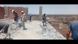 بالصور- استمرار أعمال إزالة الأدوار الخطرة بالعقار المائل في أسيوط