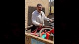 دون رقم هاتفه على صندوق العدة