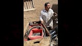 أدوات الصيانة وضعها في صندوق خشبي ملازمه