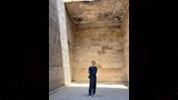 بيدرو ألونسو داخل أحد المعابد