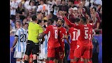 لأول مرة في التاريخ.. هل استعان الحكم بقانون جديد لطرد لاعب سويسرا أمام الأرجنتين؟