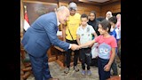 محافظ السويس يستقبل الأسرة