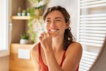 غسل الأسنان صباحًا- فور الاستيقاظ من النوم أم بعد الإفطار؟