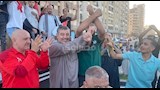 "لا للعنصرية".. أسرة اللاعب محمود صابر تستقبله بلافتة تضامنية في كفر الشيخ (صور)
