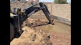 محافظ أسيوط يتابع ميدانيًا إصلاح الكسر المفاجئ بخط طرد محطة صرف المراغي (12)