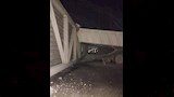 سيارة نقل تطيح بكوبري مشاة معدني بالدقهلية  (6)