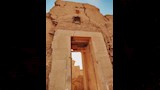 بوابة اثرية في مدخل المعبد