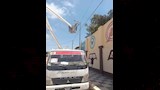 العامل أثناء إصلاح الإنارة قبل وفاته (1)