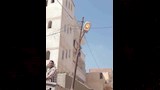 العامل أثناء إصلاح الإنارة قبل وفاته (2)