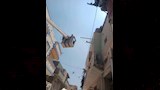 العامل أثناء إصلاح الإنارة قبل وفاته (4)