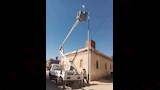 العامل أثناء إصلاح الإنارة قبل وفاته (3)
